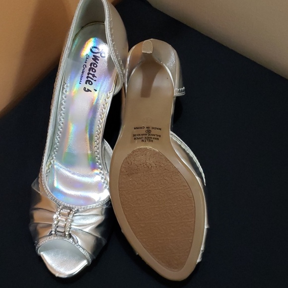 NWB 2.75 inch heels Silver shoes - Picture 3 of 4